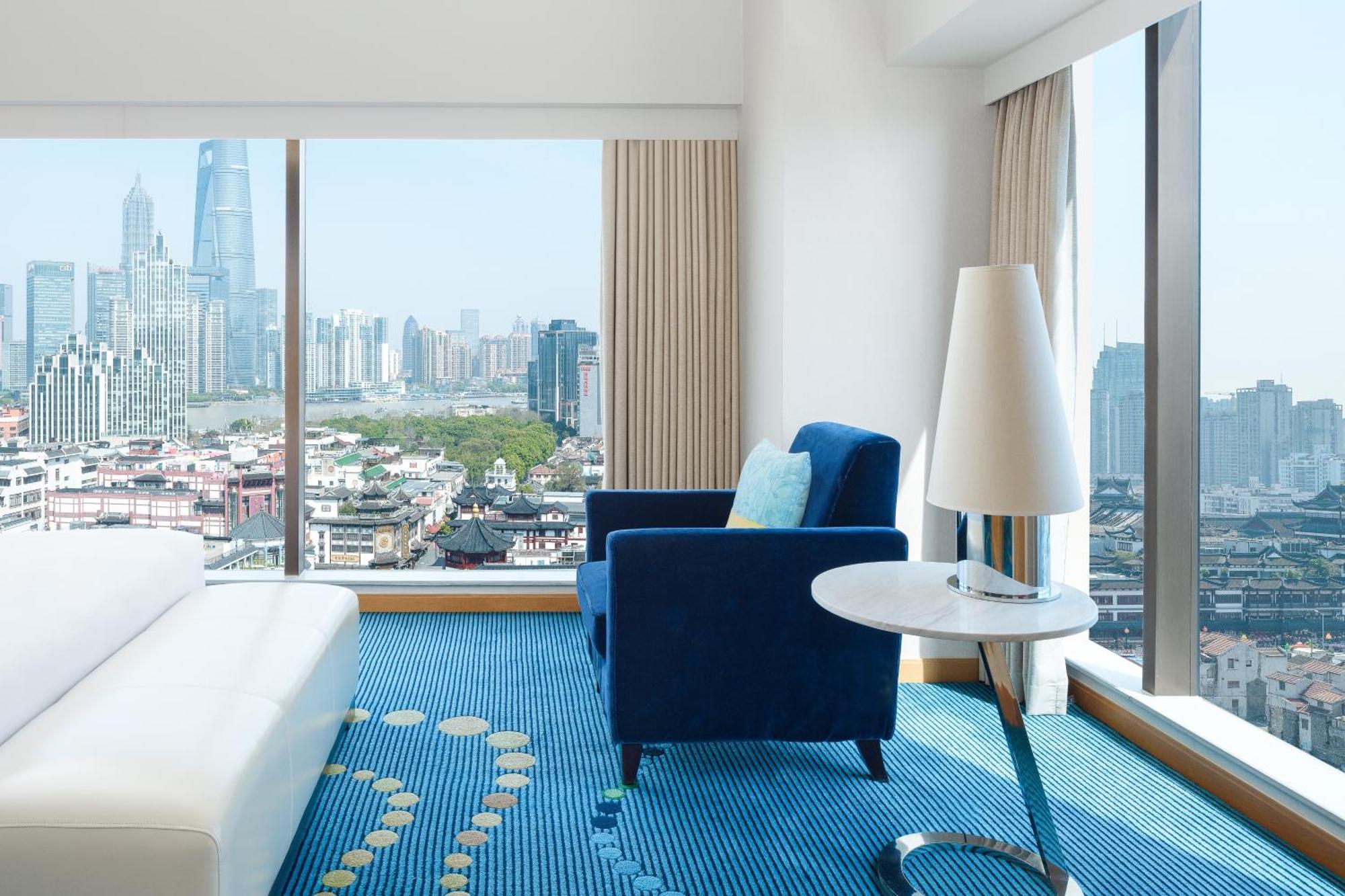 Renaissance Shanghai Yu Garden Hotel On The Bund Buitenkant foto A guest room at the hotel