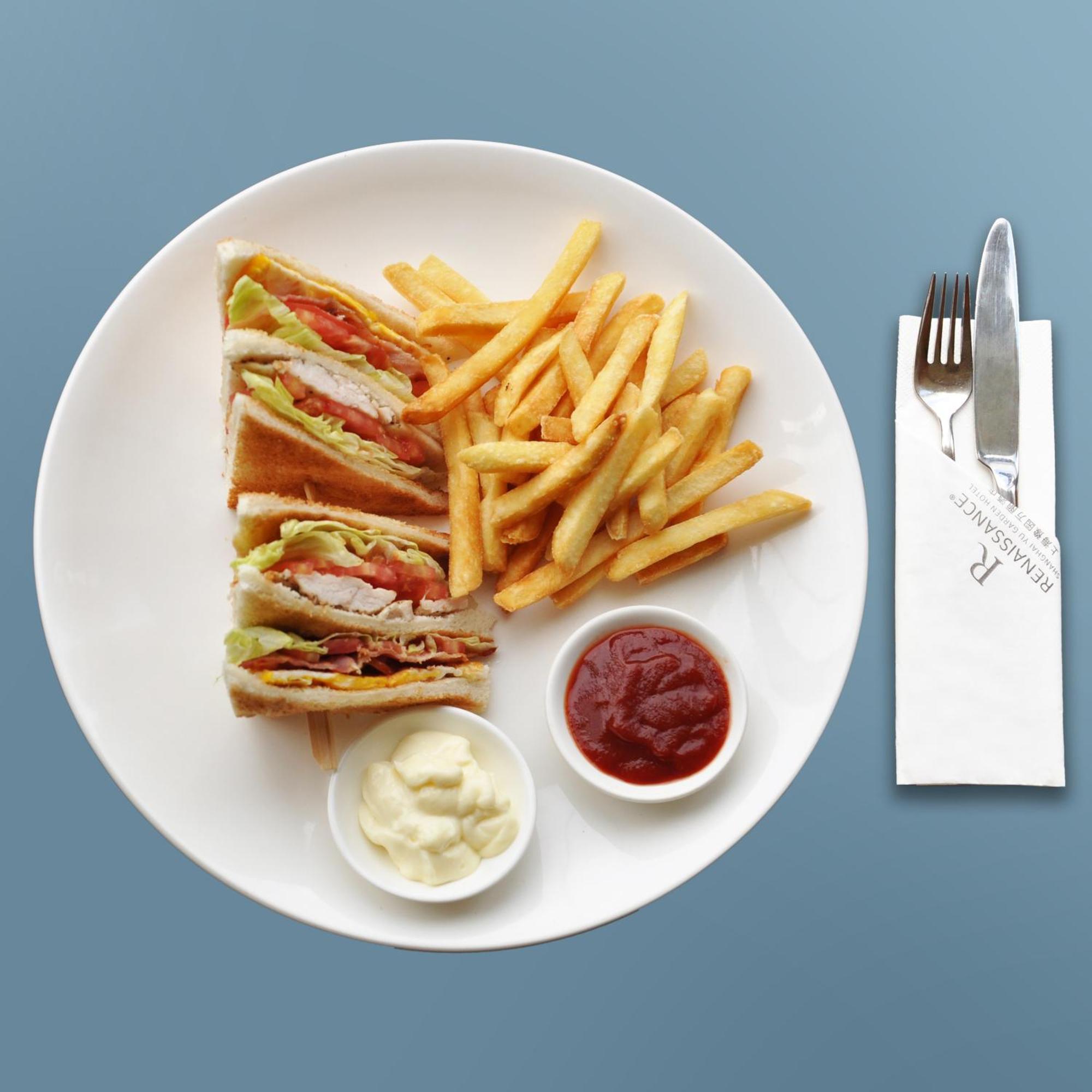 Renaissance Shanghai Yu Garden Hotel On The Bund Buitenkant foto A club sandwich with chips