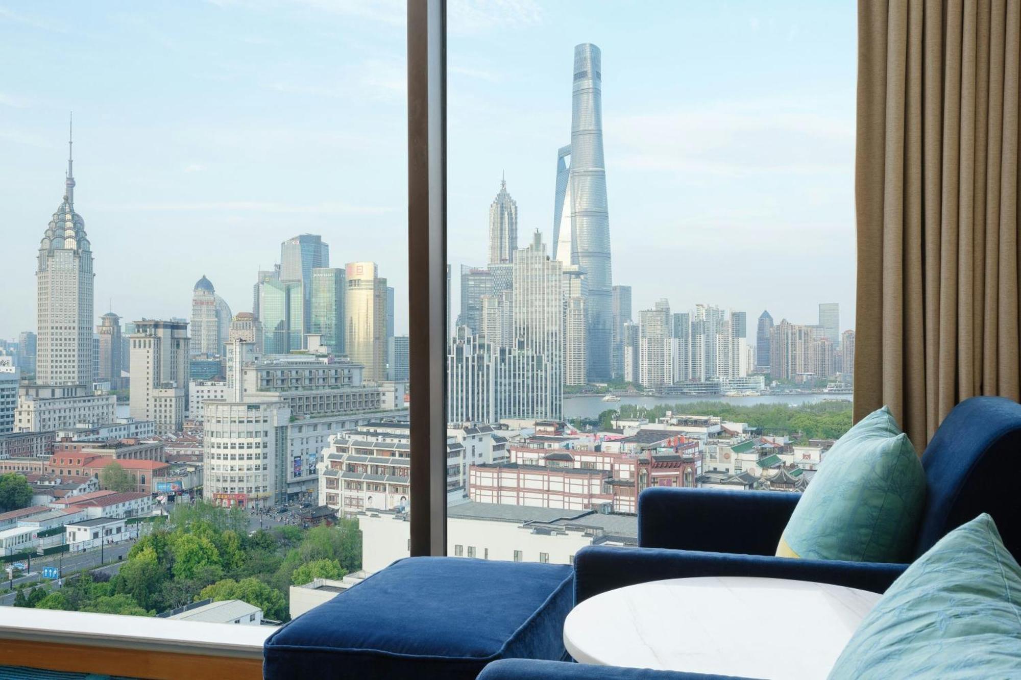 Renaissance Shanghai Yu Garden Hotel On The Bund Buitenkant foto View of the skyline of Pudong from the hotel