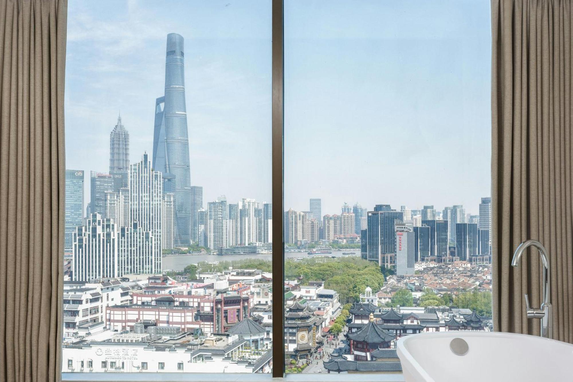 Renaissance Shanghai Yu Garden Hotel On The Bund Buitenkant foto View of the skyline of Pudong from the hotel