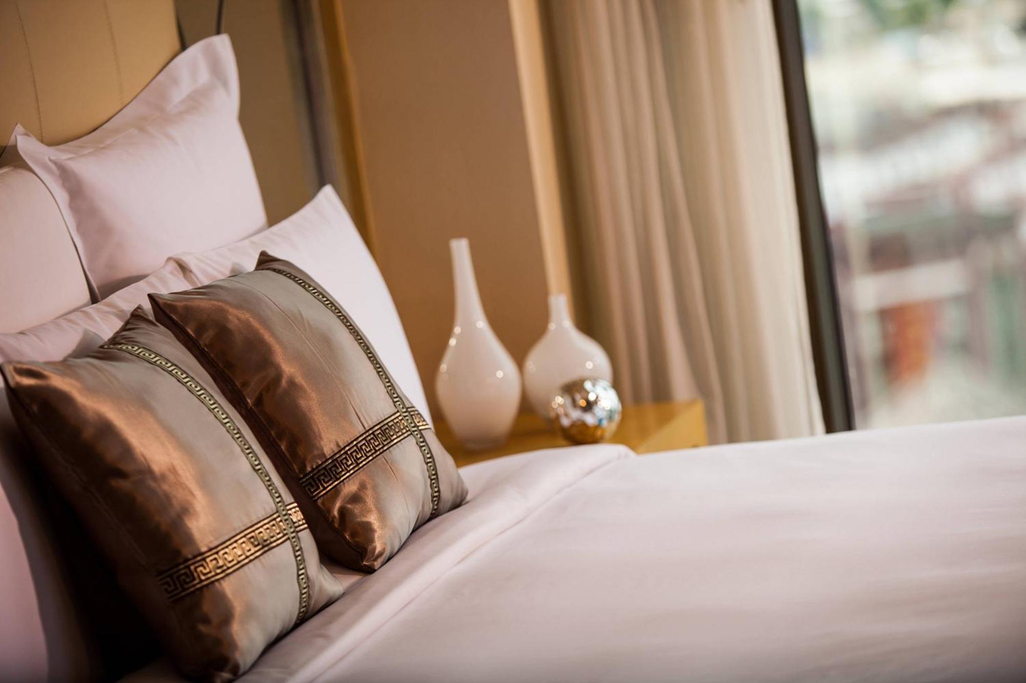 Renaissance Shanghai Yu Garden Hotel On The Bund Buitenkant foto A bed with cushions