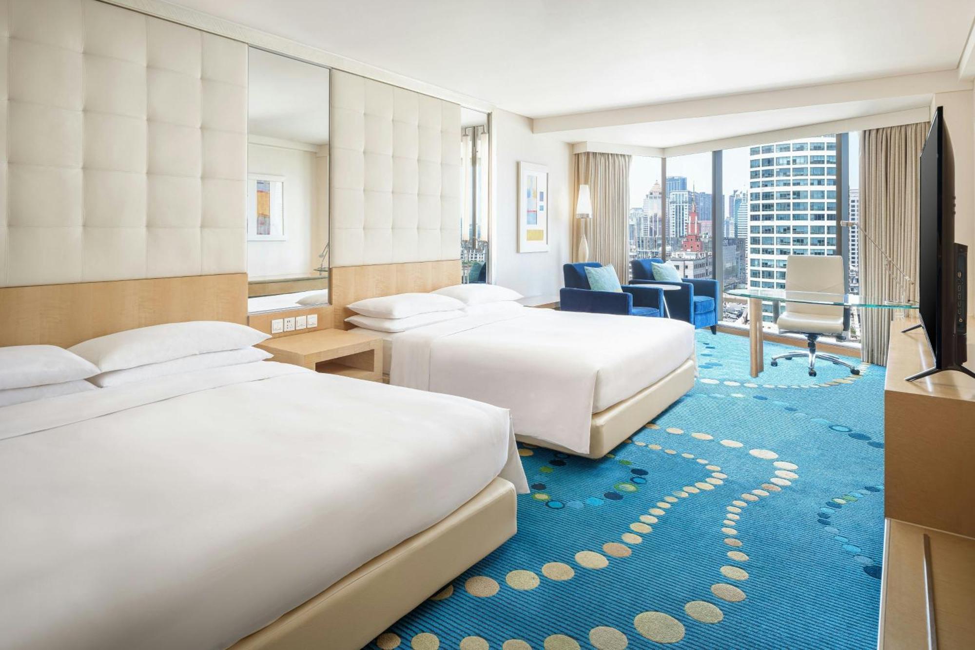 Renaissance Shanghai Yu Garden Hotel On The Bund Buitenkant foto A guest room at the hotel